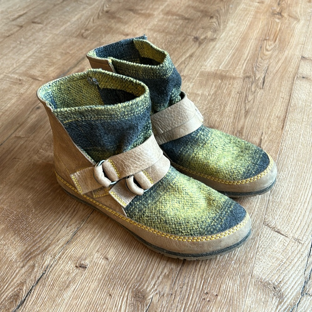 Sorel Yaquina blanket boots